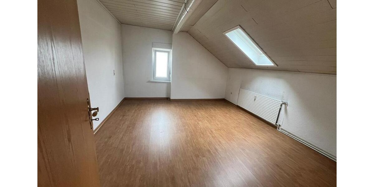 Dachgeschoßwohnung Bad Wildungen - 5 Zimmer, 110 m&sup2;, 800&euro; | Angebot:26619440