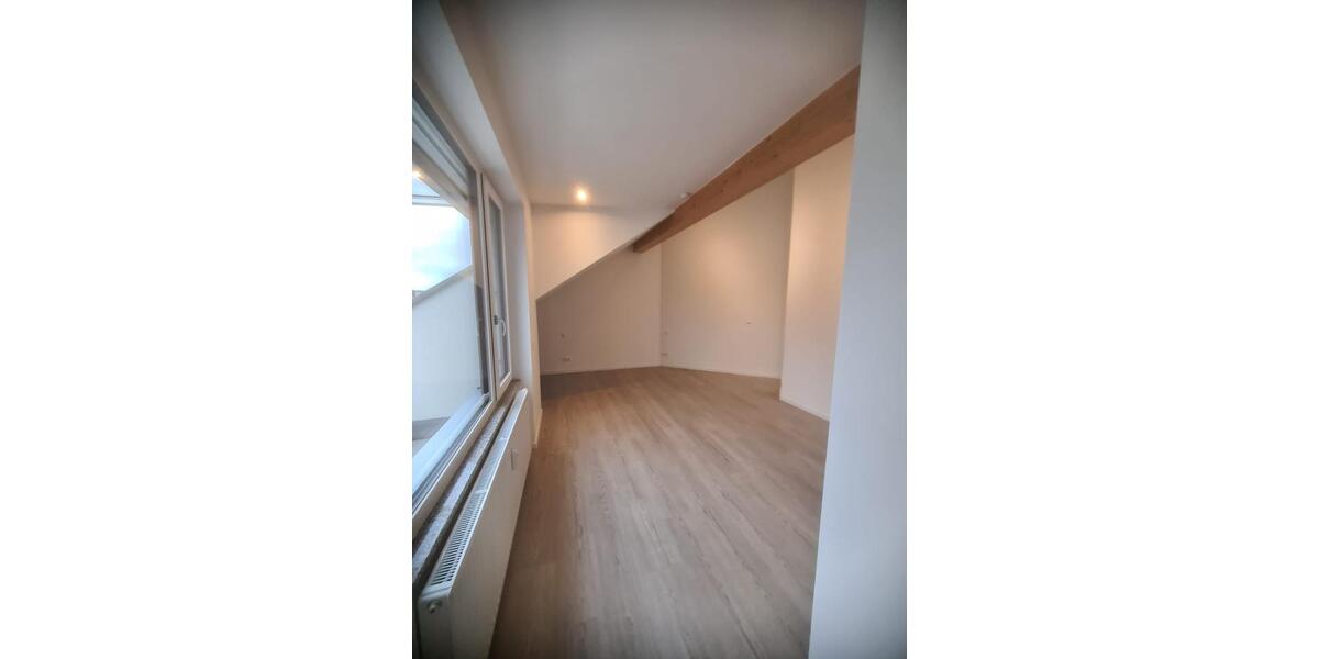 Dachgeschoßwohnung Weiden in der Oberpfalz - 3 Zimmer, 95 m&sup2;, 1.350&euro; | Angebot:24781194