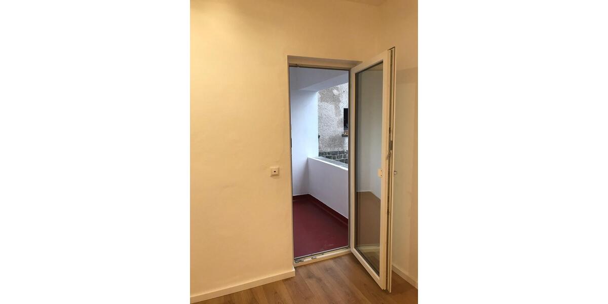 Renovierte Wohnung (Erstbezug Parterrre mit Garten und Balkon) 5 zimmer