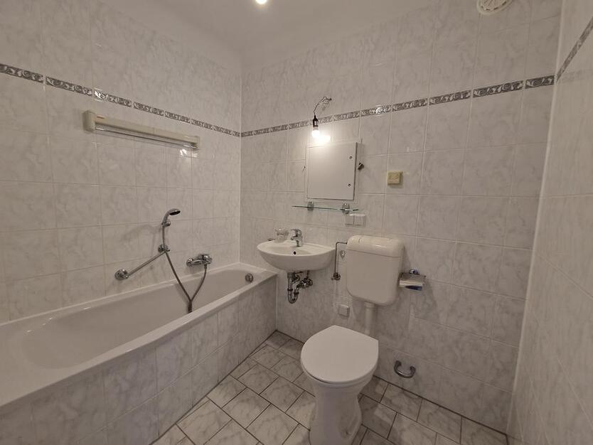 *Ab 01.11.2025- 2 Zimmer im Erdgeschoss mit Balkon & 2 NKM geschenkt* zimmer