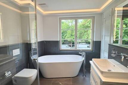 Blick ins Grüne! + Erstbezug + Fußbodenheizung + Parkett + Balkon + Wanne & Dusche + LED-Licht
