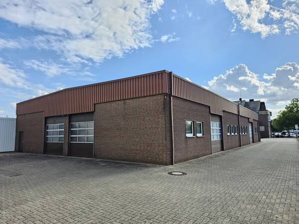 Gewerbeimmobilie mit Hallen- und Büroflächen zimmer