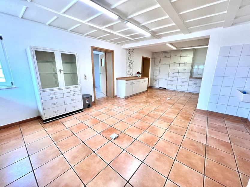 Praxis Ortsrand Singen mit 6 Räumen, 2 Eingängen & 8 Stellplätzen – Gewerberäume zimmer