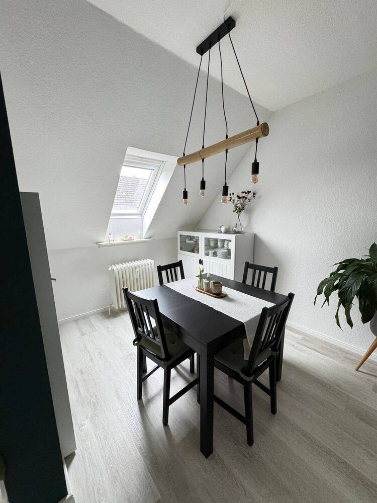 sehr gepflegte 2-Zimmer-Dachgeschoss-Wohnung