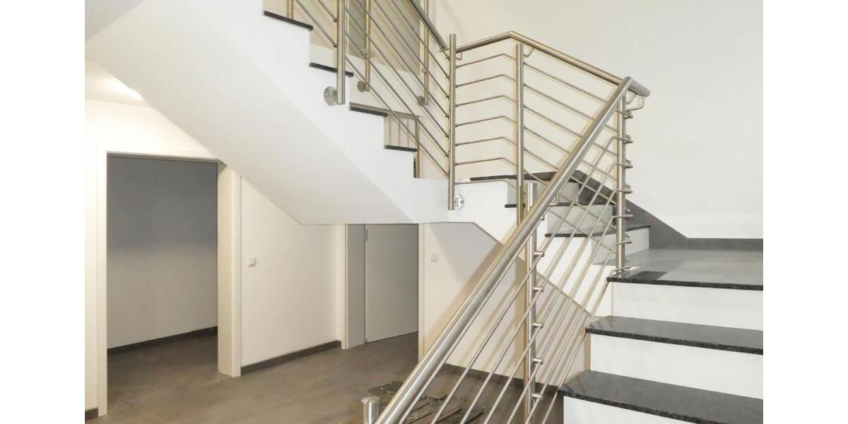 AUMÜLLER-Immobilien - Moderne energiesparsame 4-Zi-EG-Wohnung mit überdachtem Balkon und Carport 4 zimmer