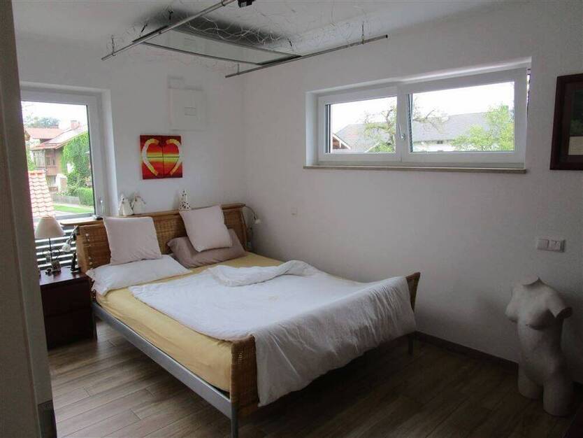 Exkl. neuwertige 3 Zimmer-Wohnung mit Balkon, zwischen Rosenheim & WB (mit 2 x Tiefgarage & Top-Einbauküche)