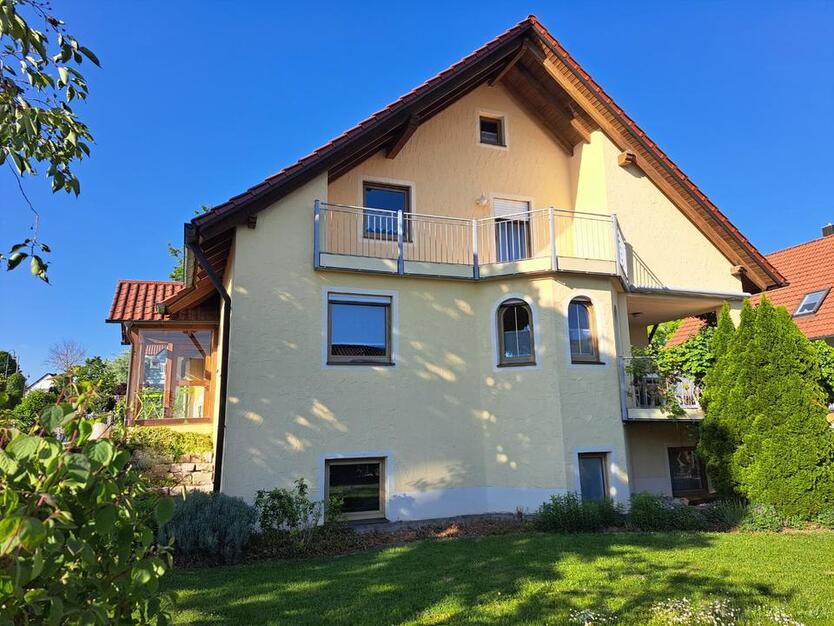 Helle 4 Zimmer EG-Wohnung mit Garten im Zweifamilienhaus