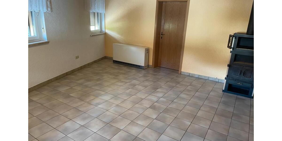Erdgeschoßwohnung Sulzfeld - 3 Zimmer, 83 m&sup2;, 500&euro; | Angebot:25720264