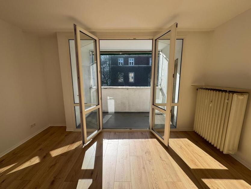 ACHTUNG: Tolle RENOVIERTE 4 Zimmer Wohnung mit Balkon!!