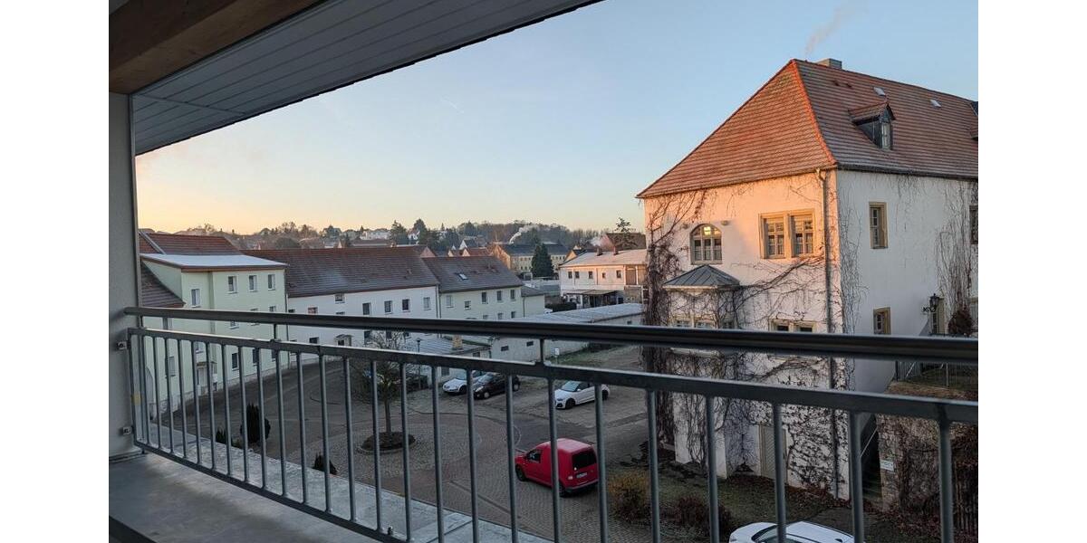 ERSTBEZUG - Traumhafte 3-Raum-Dachgeschosswohnung mit Blick auf das Stadtschloss und die Basilika von Hecklingen 3 zimmer