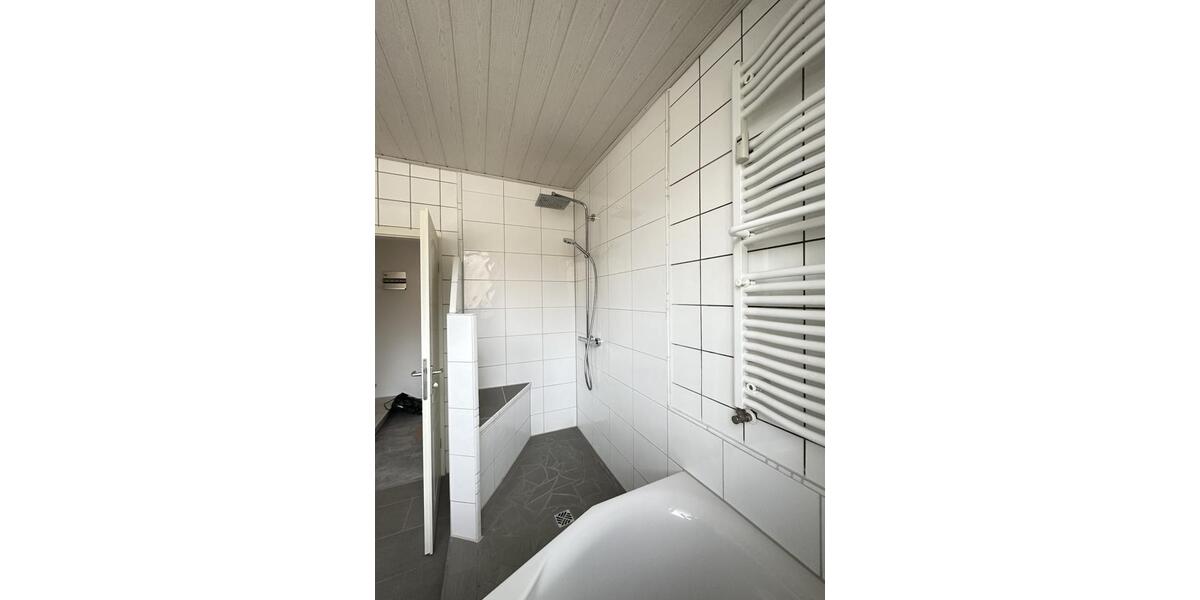 Helle, renovierte 4-Zimmer-Wohnung mit Balkon und Einbauküche in 4 zimmer