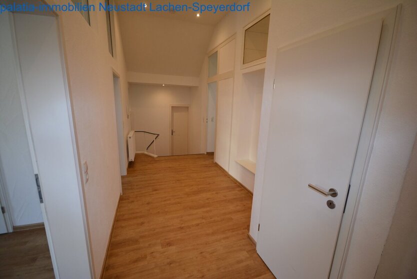 Eine wunderschoene Altbauwohnung in zentraler Stadtlage. 3 zimmer