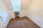 **Was will man mehr? +frisch gestrichen +neuer Laminat +neues Tageslichtbad** zimmer