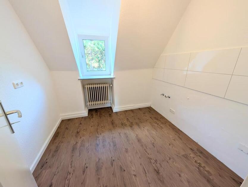 **Was will man mehr? +frisch gestrichen +neuer Laminat +neues Tageslichtbad** zimmer