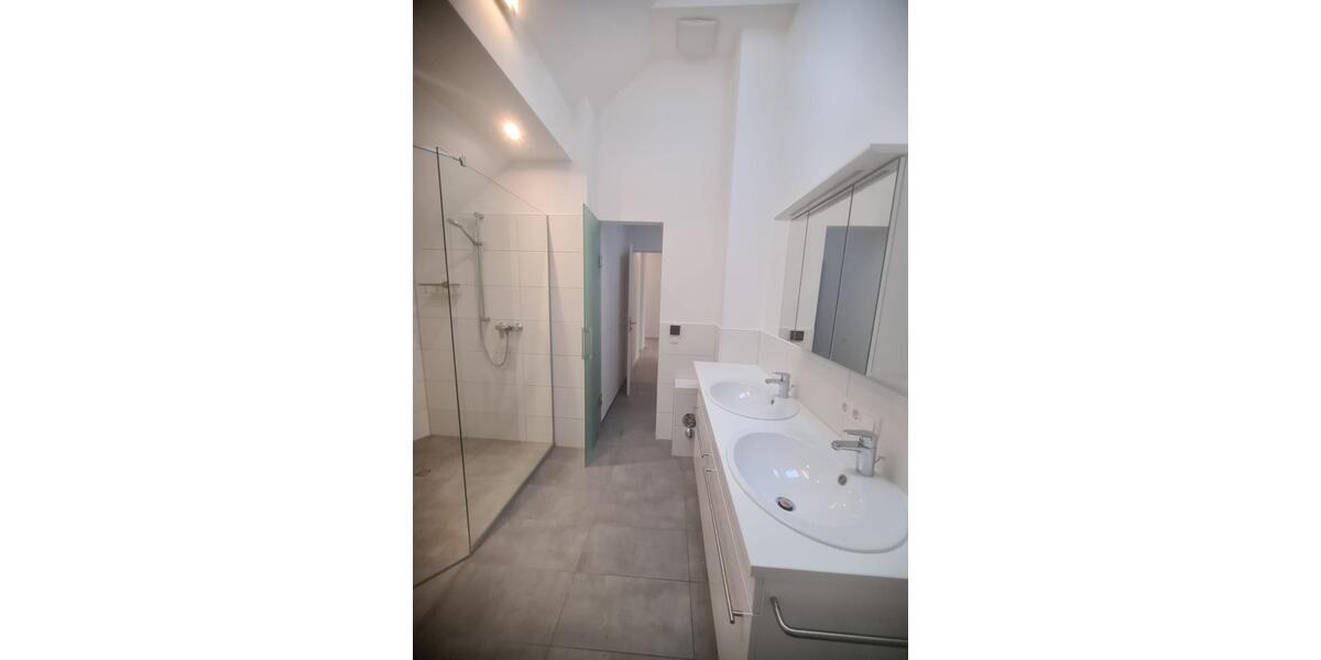 Dachgeschoßwohnung Weiden in der Oberpfalz - 3 Zimmer, 95 m&sup2;, 1.350&euro; | Angebot:24781194