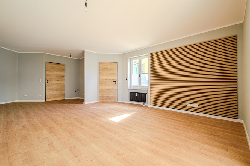 ALLES NEU – BALKON – NEUE TÜREN – NEUES DUSCHBAD – ROLLÄDEN – NEUER VINYLDESIGNBELAG 2 zimmer
