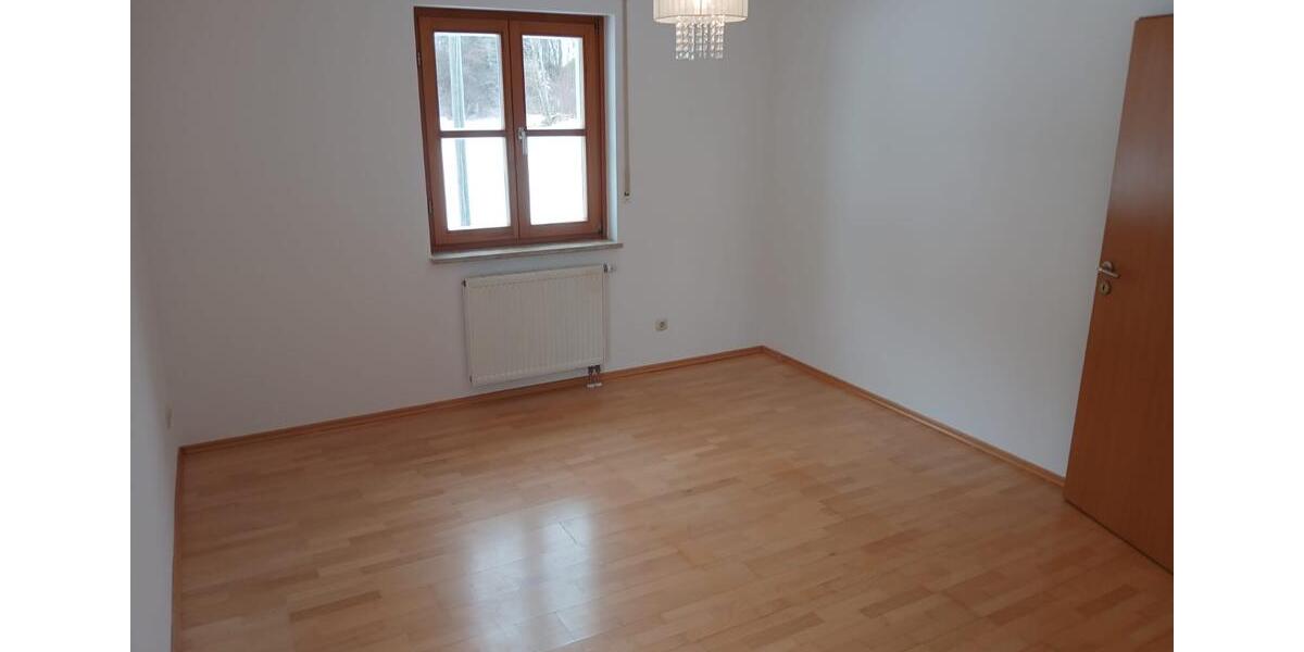 Erdgeschoßwohnung Cham - 4 Zimmer, 115 m&sup2;, 700&euro; | Angebot:25549096