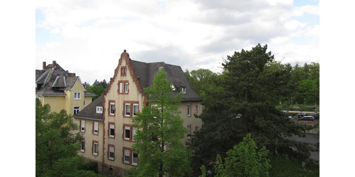 Schöne Obergeschosswohnung mit großem Balkon in sanierter Jugends 3 zimmer