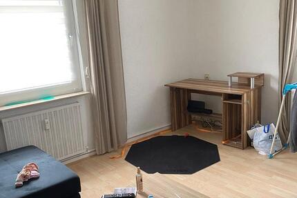 Sehr schöne und helle 2 Zimmer-Wohnung in zentraler Lage zimmer
