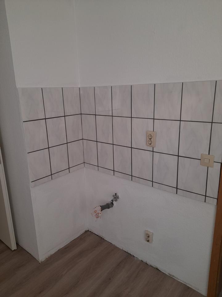 Biete schöne zwei Raum Wohnung