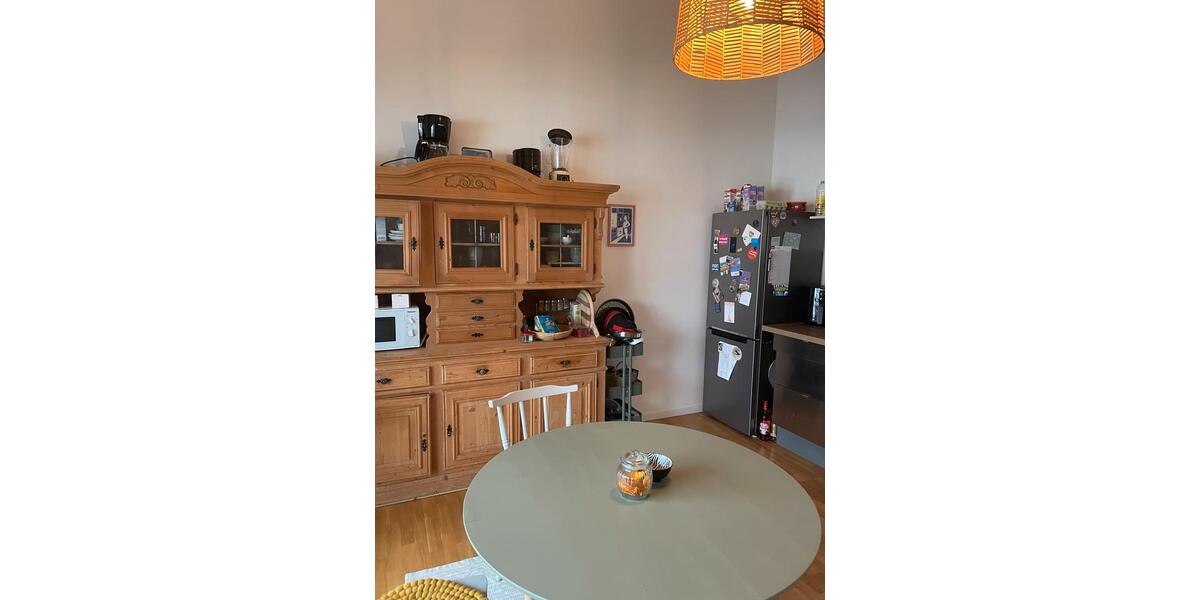 Luftiges WG-Zimmer in riesiger lichtdurchfluteter Wohnung zimmer