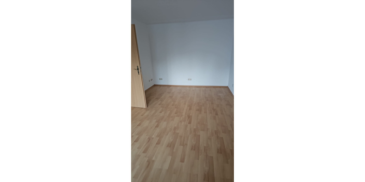 3 Zimmer Raum Wohnung, Küche, Bad mit Dusche, Balkon, Stellplatz 3 zimmer
