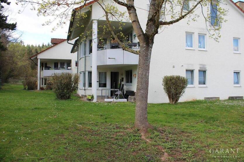 Exklusive Erdgeschoßwohnung mit Terrasse und Gartenanteil in idyllischer Waldrandlage