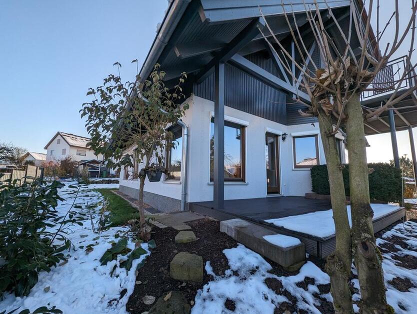Modernes Wohnen mit großzügiger Terrasse und Garten