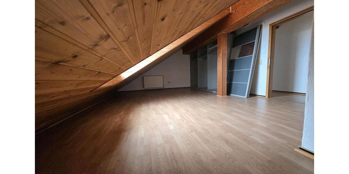 Dachgeschoßwohnung Kindenheim - 3 Zimmer, 85 m&sup2;, 700&euro; | Angebot:25256895