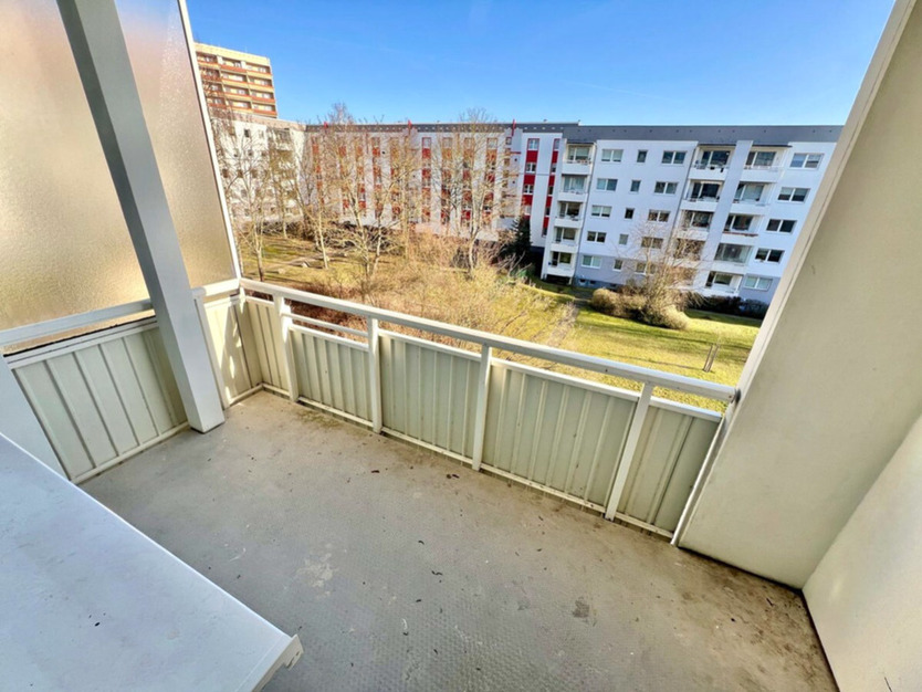 3 Zimmer Wohnung mit Balkon und Küche mit Fenster