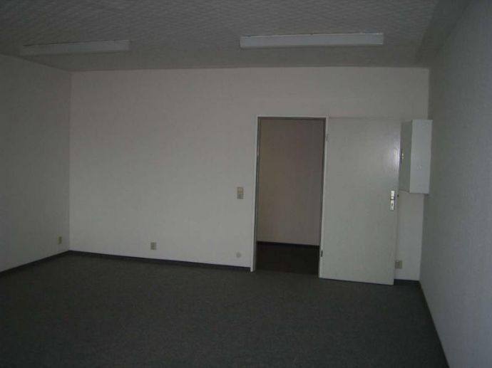 Büro oder Schulungsräume neben Kaufland, viele Parkplätze 15 zimmer