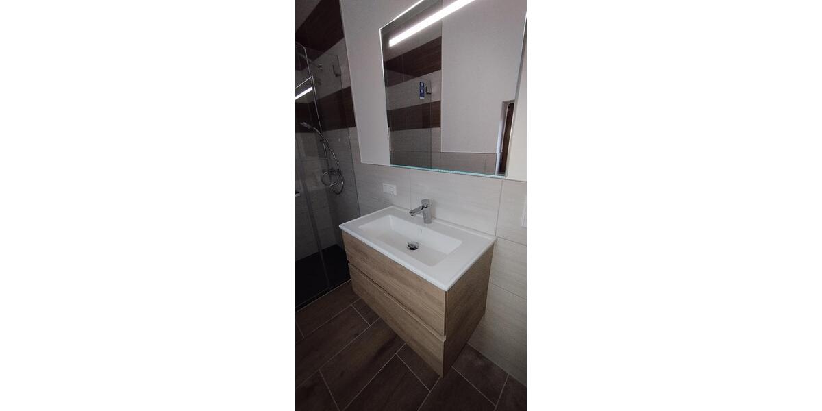 Wohnung 120m² 2xBad ,saniert ,Erstbezug,separater Eingang,zentral 4 zimmer