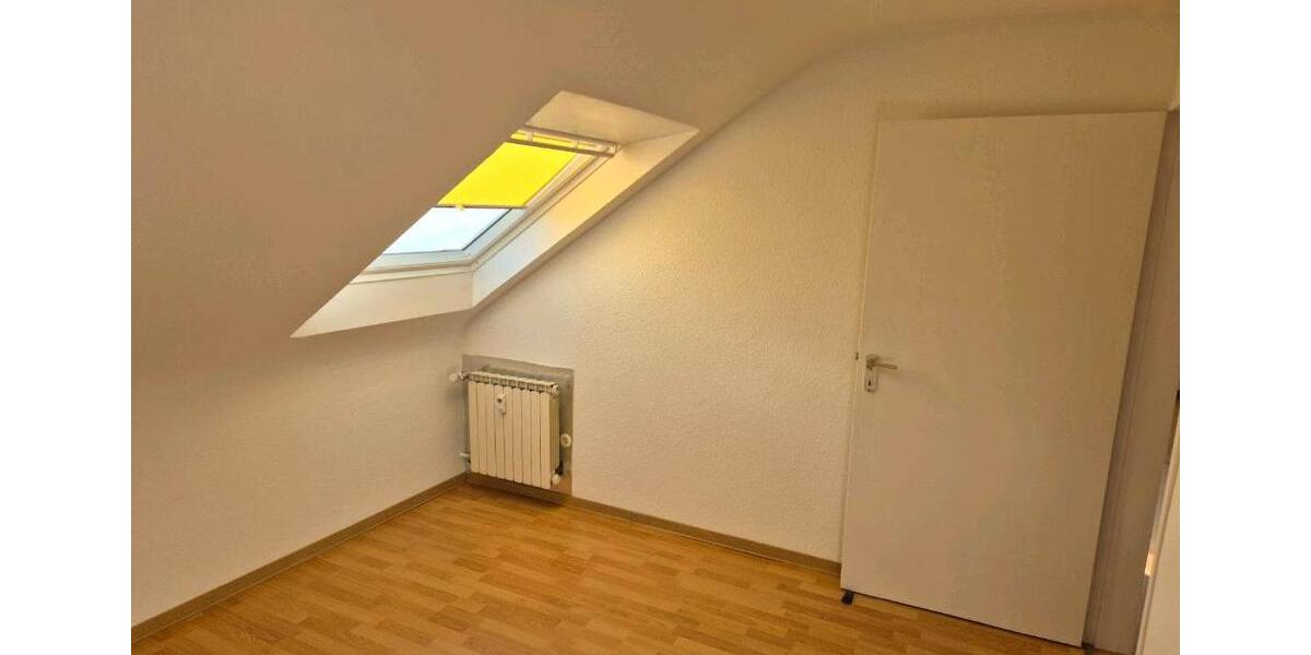 Dachgeschoßwohnung Saarbrücken West - 3 Zimmer, 50 m&sup2;, 380&euro; | Angebot:26573106