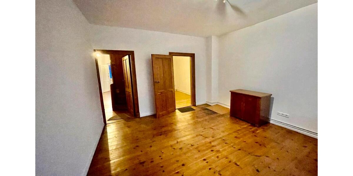 WG Zimmer in einer Altbauwohnung in guter Lage (5 Zi, je 24 qm) 5 zimmer
