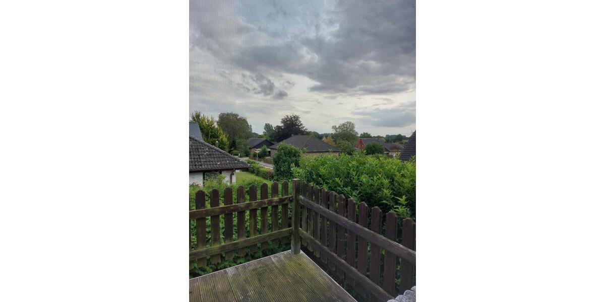 große 2-Zimmer-Dachgeschoßwohnung mit Balkon 1. Etage 2 zimmer