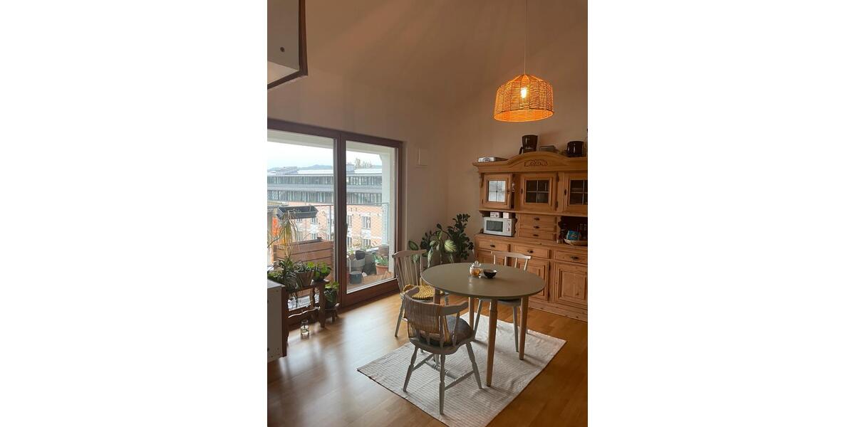 Luftiges WG-Zimmer in riesiger lichtdurchfluteter Wohnung zimmer