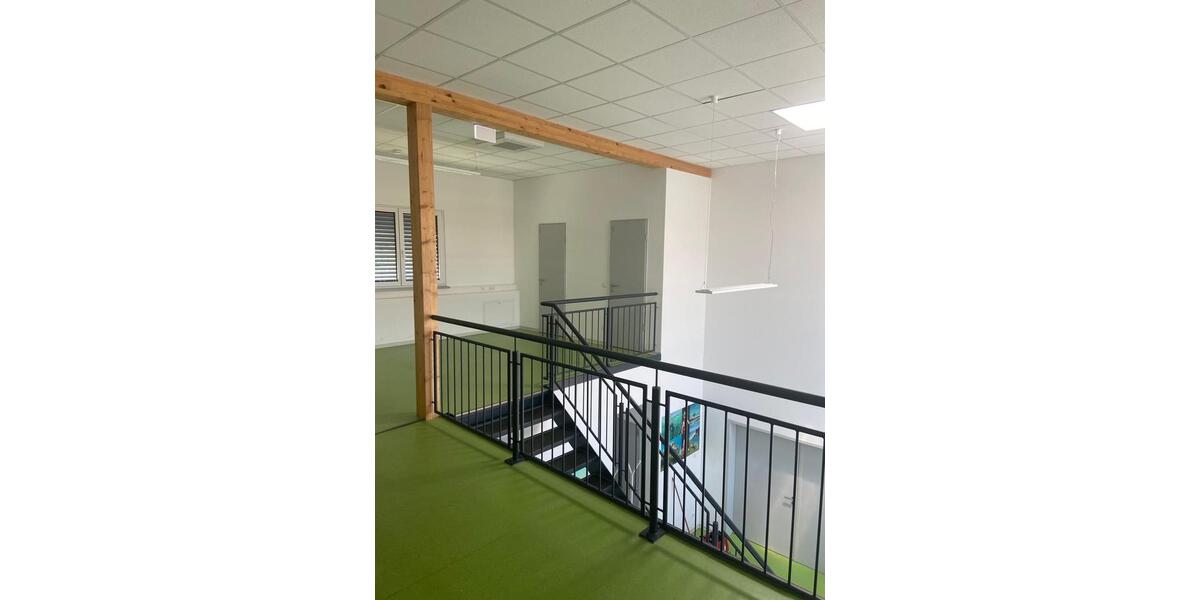 Industriehalle mit Büro, großer Freifläche, PV & Klima zimmer