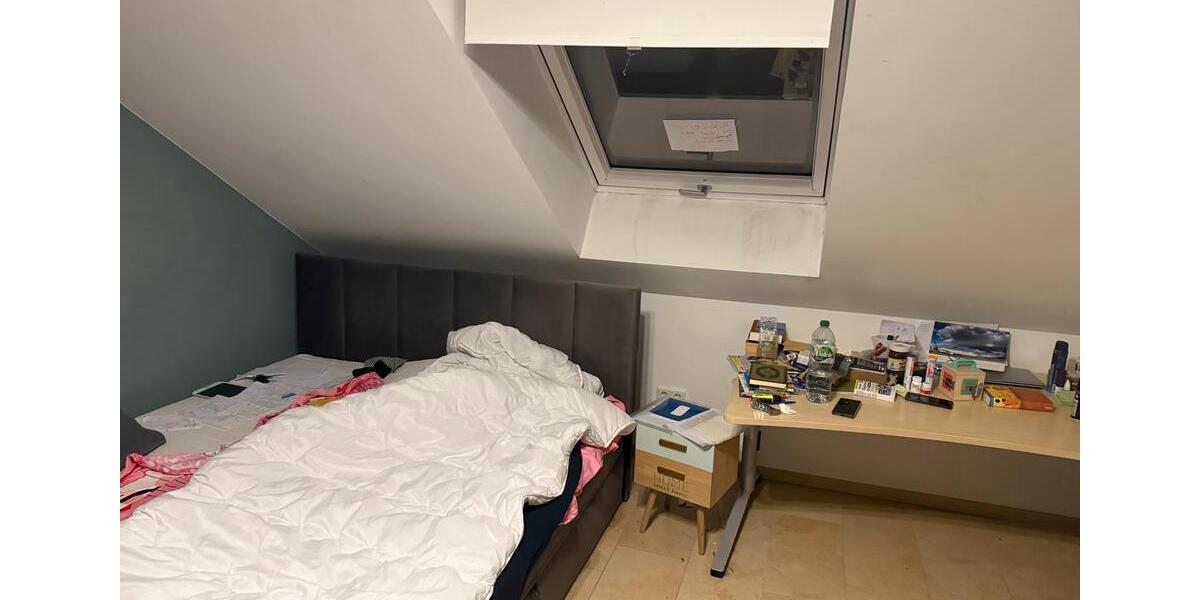 ‼️350 Euro‼️Zwischenmiete Untermiete‼️ 1 WG Zimmer (4er WG)‼️ 4 zimmer