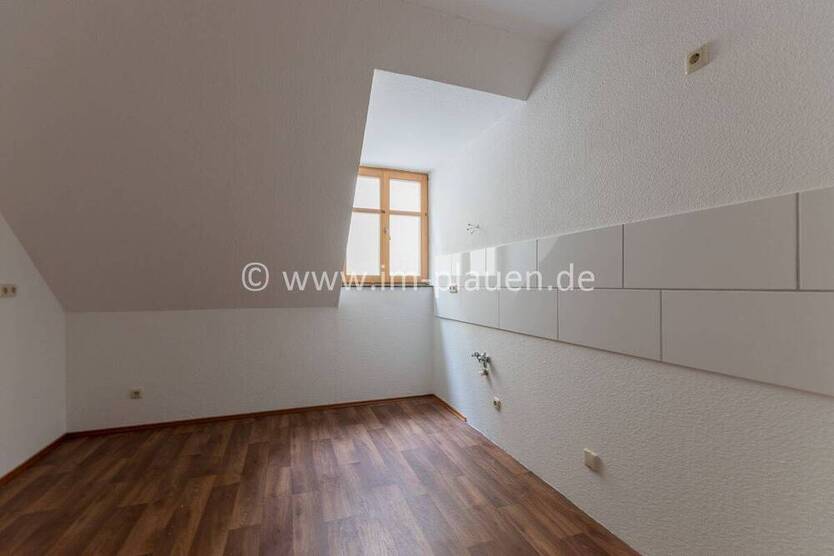 Renovierte 2-Zimmer-DG-Wohnung im Zentrum von Auerbach - Jetzt einziehen!