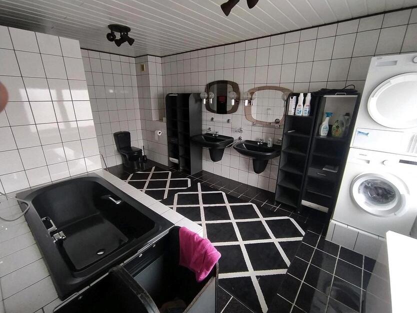 große Wohnung mit Garten in zentraler Lage zimmer