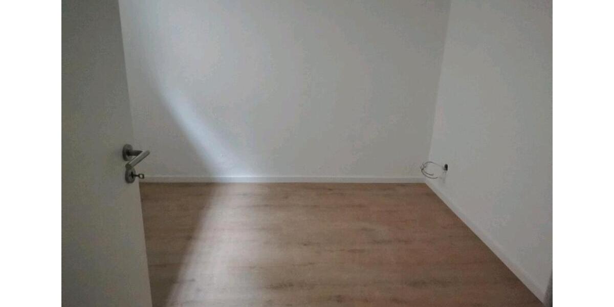 NEU SANIERTE WOHNUNG WOHNGEMEINSCHAFT 3 SCHLAFZIMMER 1 WOHNZIMMER 1 zimmer