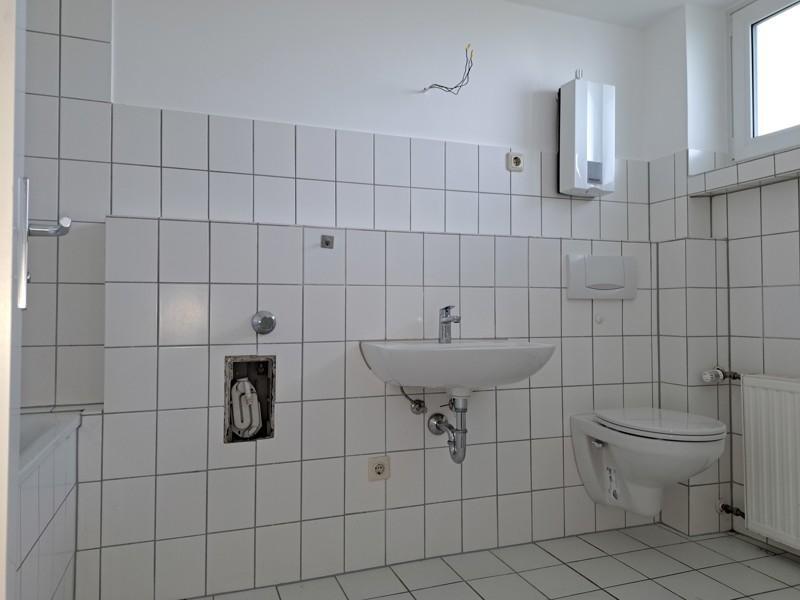 ***Große 2-Raum-Wohnung... renoviert und bezugsfertig mit Laminat und Balkon*** zimmer