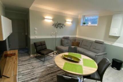 Monteurwohnung ab 24 €Tag Oldenburg Platz für 24 Personen direkt Autobahn 6 zimmer