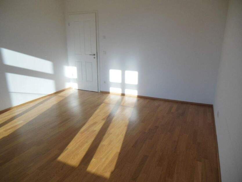 ZentrumOst - Tolle 2-Zi.-Whg., 2 Balkone, ParkettFuBoHeizg. und Lift! 2 zimmer