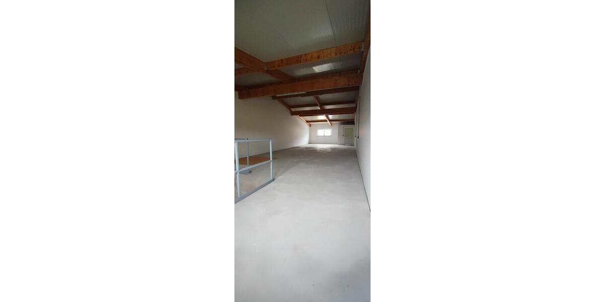 Gewerbefläche-Lagerhalle mit elektr. Rolltor auf 2 Ebenen zu vermieten zimmer