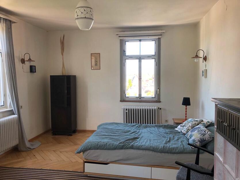 Möbliertes Zimmer in historischem Altbau