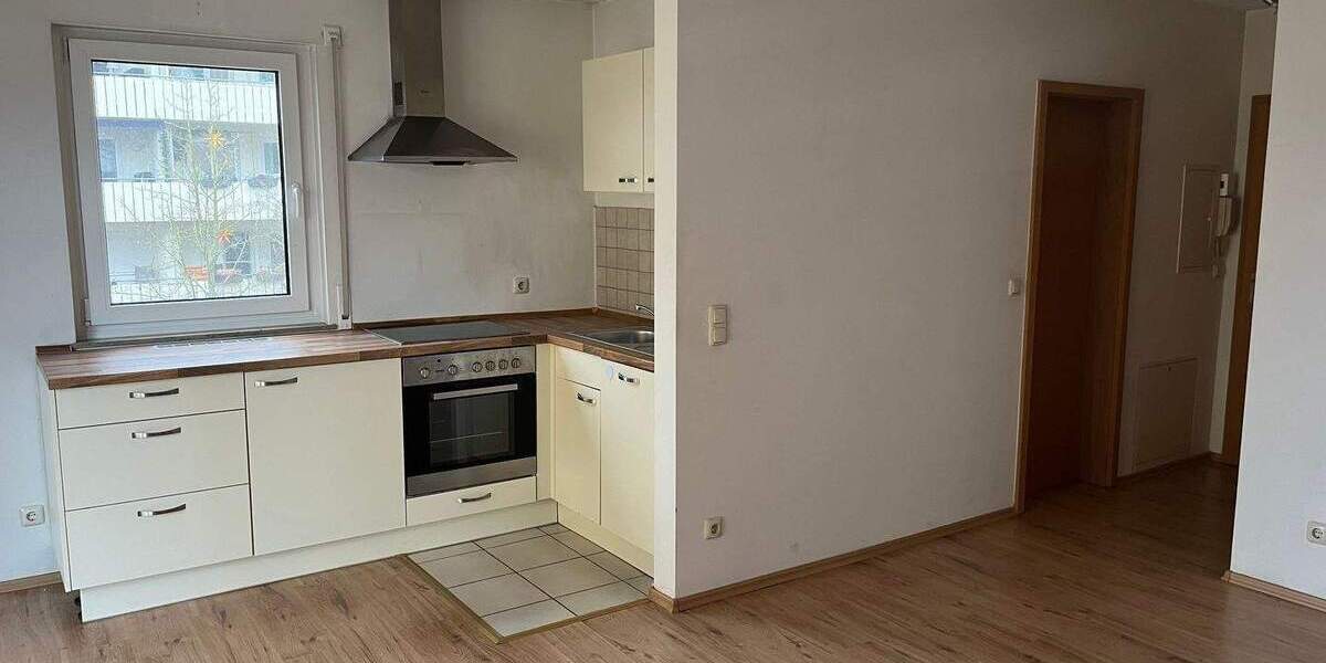 Sehr hübsche 1 12 Zimmer-Wohnung im 1. OG (Aufzug) mit Einbauküche, Balkon und Tiefgaragen-Stellplatz 1 zimmer