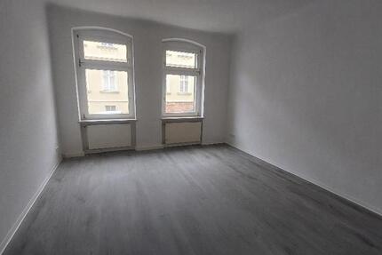 2 Raum Wohnung frisch renoviert mit Balkon zimmer