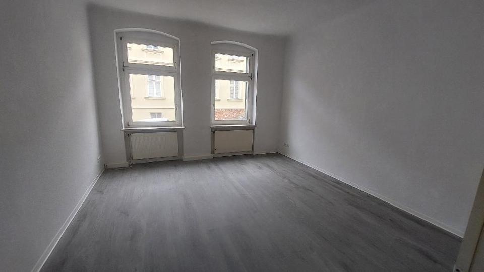 2 Raum Wohnung frisch renoviert mit Balkon zimmer