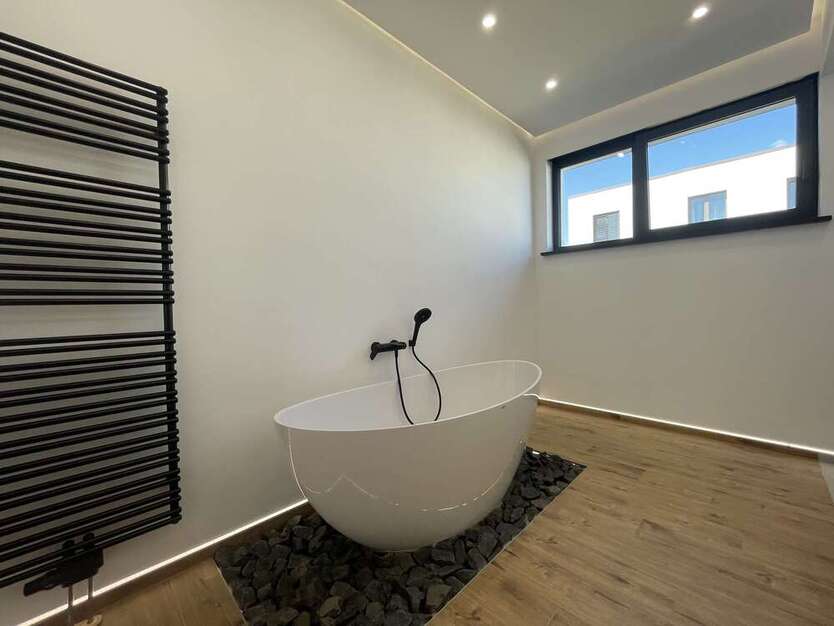 Luxus pur- Hochwertige Wohnung mit Pool, Aufzug und Einbauküche direkt am Zwenkauer See!